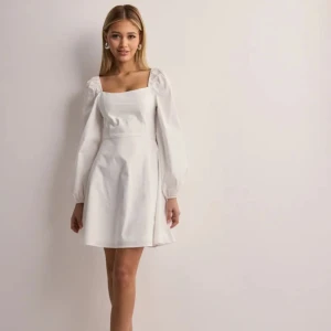 Vit klänning från Nelly - Säljer denna klänningen från Nelly som är helt oanvänd med prislapp kvar! Perfekt till skolavslutning/student❤️Den finns inte kvar på hemsidan, nypris ca 500kr