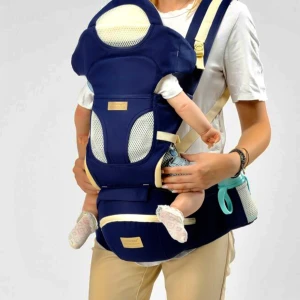 Mörkblå bärsele med vita detaljer - Säljer en mörkblå bärsele med vita detaljer och meshpaneler för extra ventilation. Selen har breda axelband och midjebälte för bekväm användning. Perfekt för att bära små barn på ett smidigt och säkert sätt.