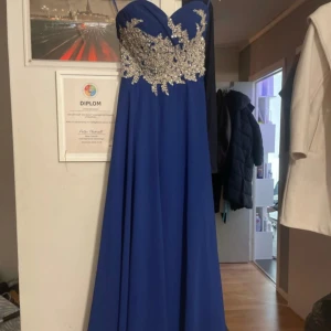 Blå balklänning från JJ's House - Den är använd på en bal bara och aldrig efter det! Jag är 166cm och den är fortfarande lång, jag har storlek 70E/32DD och den sitter perfekt i bysten! Den är köpt för 2000kr. Skriv privat för bilder på<3