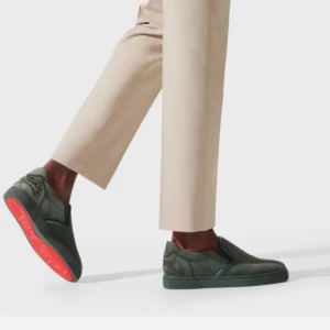 ♦️Christian Loubout Fun Sailor Boat SUPERSÄLLSYNTA♦️ - Ja priset är rätt, vill ha 19k kr. Nästan som nya. Bara använt få gånger. Har box och dustbags. Dessa finns ingenstans, Louboutin har slutat att tillverka dessa. Absolut ingen hemsida har dessa till salu, ingen.  Nog de mest eleganta och mest gentleman Louboutins modellen som existerar, passar i alla outfits.  Jag tänkte aldrig sälja dem men såg ett par intressanta Loubs som jag vill ha så säljer dessa trots allt. Och ja dessa är autentiska. Priset kan diskuteras vid snabb köp.