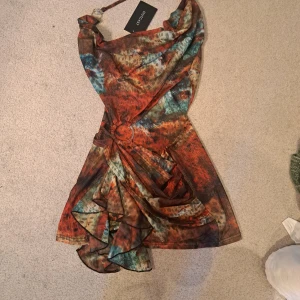 Frägglad miniklänning från Outcast! - Jättefin miniklänning från från Outcast som är perfekt för sommaren💕Klänningen har fin detalj i midjan, asymmetrisk volang nertill och är halterneck. Den är helt ny med lappen kvar och kostar 975 kr nypris. Säljer pga att den tyvärr är för liten. 