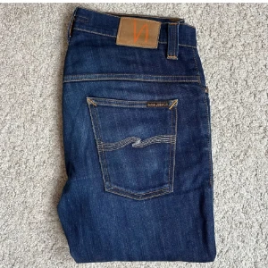 Nudie jeans  - Säljer ju dessa riktigt feta nudie jeansi modellen thin finn, storlek 33/32. Endast använda ett fåtal gånger så i bra skick. Skriv vid frågor, bilder när dom sitter på eller mått. Priset går att diskutera😊.
