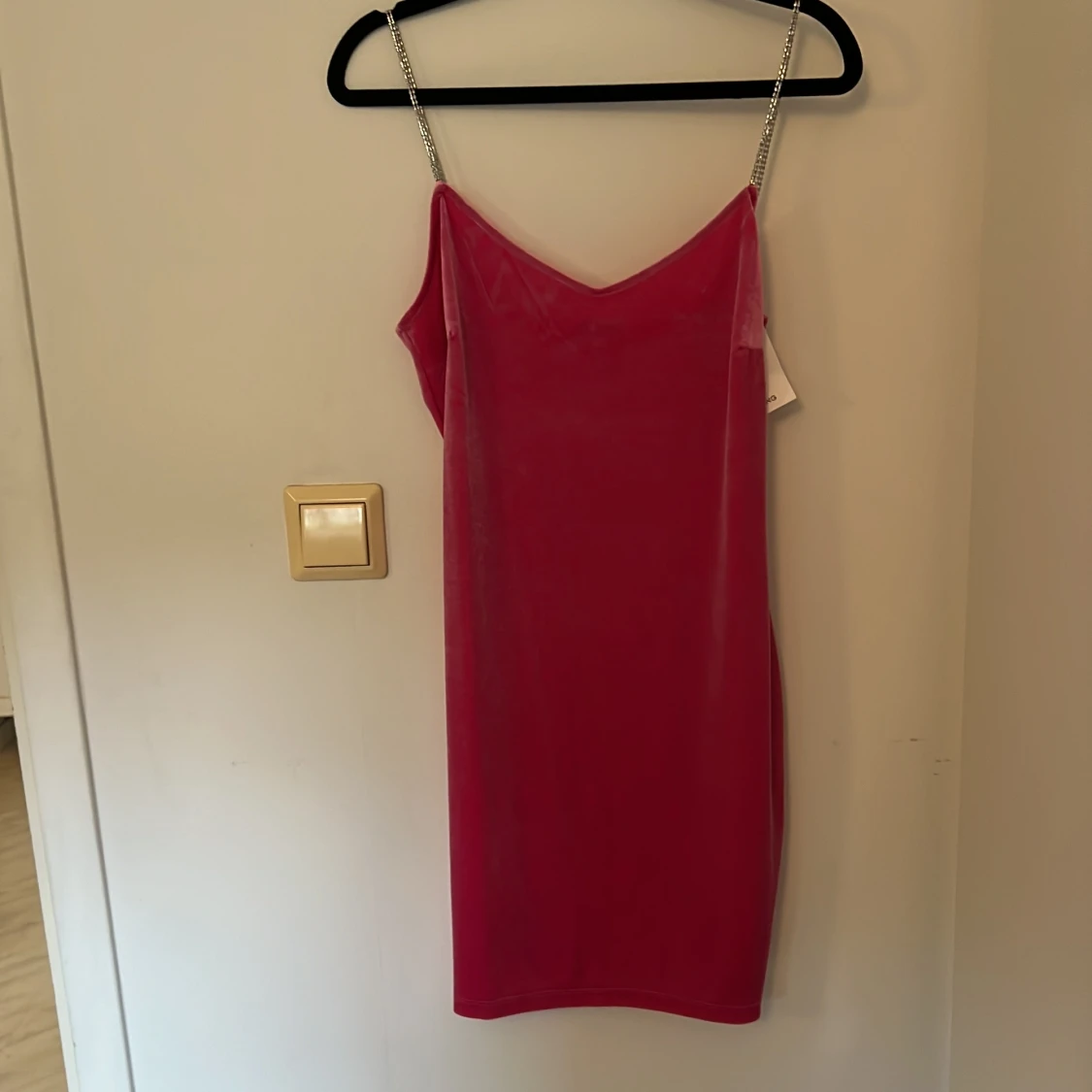 Rosa klänning med glittriga axelband från MNG