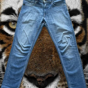 Blå jeans från Tiger of Sweden 30/32 - Dessa jeans är väldigt snygga nu till sommaren, dom är väldigt bra skick dock gulnad vid knappen (se bild 4) kan gå bort i tvätt om inte annat förbättring. Mer info DM😁