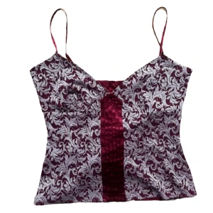 Y2k vintage Vinröd spets topp - Söt röd topp med vit spets. Knappar detaljer där bak. Strl 38 men passar mig som en S också. 