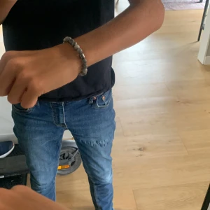 Grått pärlarmband - Snyggt armband med runda grå pärlor på elastiskt band. Perfekt accessoar för en stilren look. Passar både killar och tjejer och är lätt att matcha med andra smycken.