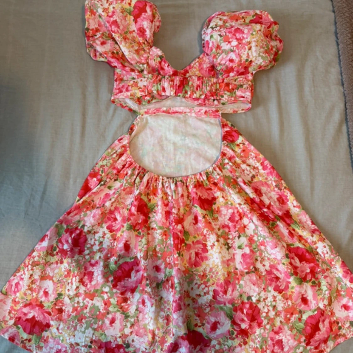 Blommig kortklänning med puffärm och öppen rygg - 2