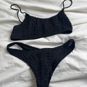 Svart bikini från Nelly  - Svart bikini från Nelly k smockat tyg. I storlek S. Aldrig använd 