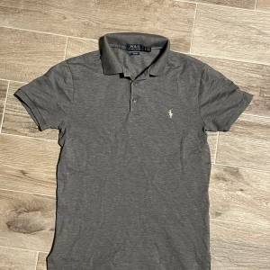 Ralph lauren pike 149kr - Säljer min sjukt snygga Ralph lauren piké för i strlk S för 149kr. Pris kan diskuteras vid snabb affär. Skick 9/10, använd få ggr inga skador eller liknande. Skriv gärna om ni har frågor 