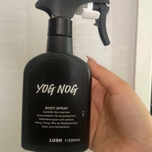 Yog Nog Body Spray Lush - Limited edition, slutsåld från hemsidan. Doften är varm karamell med inslag av nejlika och ylang ylang, inspirerad av smörkola och kakor. Flaskan rymmer 200 ml. Nyöppnad, endast testad.