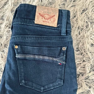 Tommy Hilfiger - Ett par jätte fina lågmidjade Tommy hilfiger jeans som är snålt använda. En gammal modell där storleken är 14. Jag har vanligtvis st s så skulle säga att de är ungefär st xs/xxs.