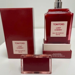 Tom Ford Lost Cherry Eau de Parfum 100 ml - Exklusiv parfym från Tom Ford i doften Lost Cherry. Flaskan är djup röd med en elegant, fyrkantig form och silverfärgad spraykork. Kommer i originalförpackning och rymmer 100 ml. Perfekt för dig som gillar lyxiga och fruktiga dofter. Enbart testad en gång 