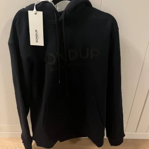 Svart hoodie från Dondup - Säljer denna dondup hoodie då den inte passar mig. Hoodien är helt ny och är i storlek L. Hör av er om ni har några frågor