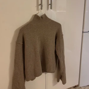 Beige stickad polotröja från Weekday - Säljer en beige stickad polotröja från Weekday i storlek XS, passar S och M eftersom den är lite oversized 