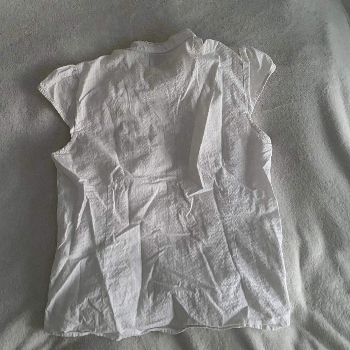 Vit blus med spetsdetaljer från Flash Basic - 1