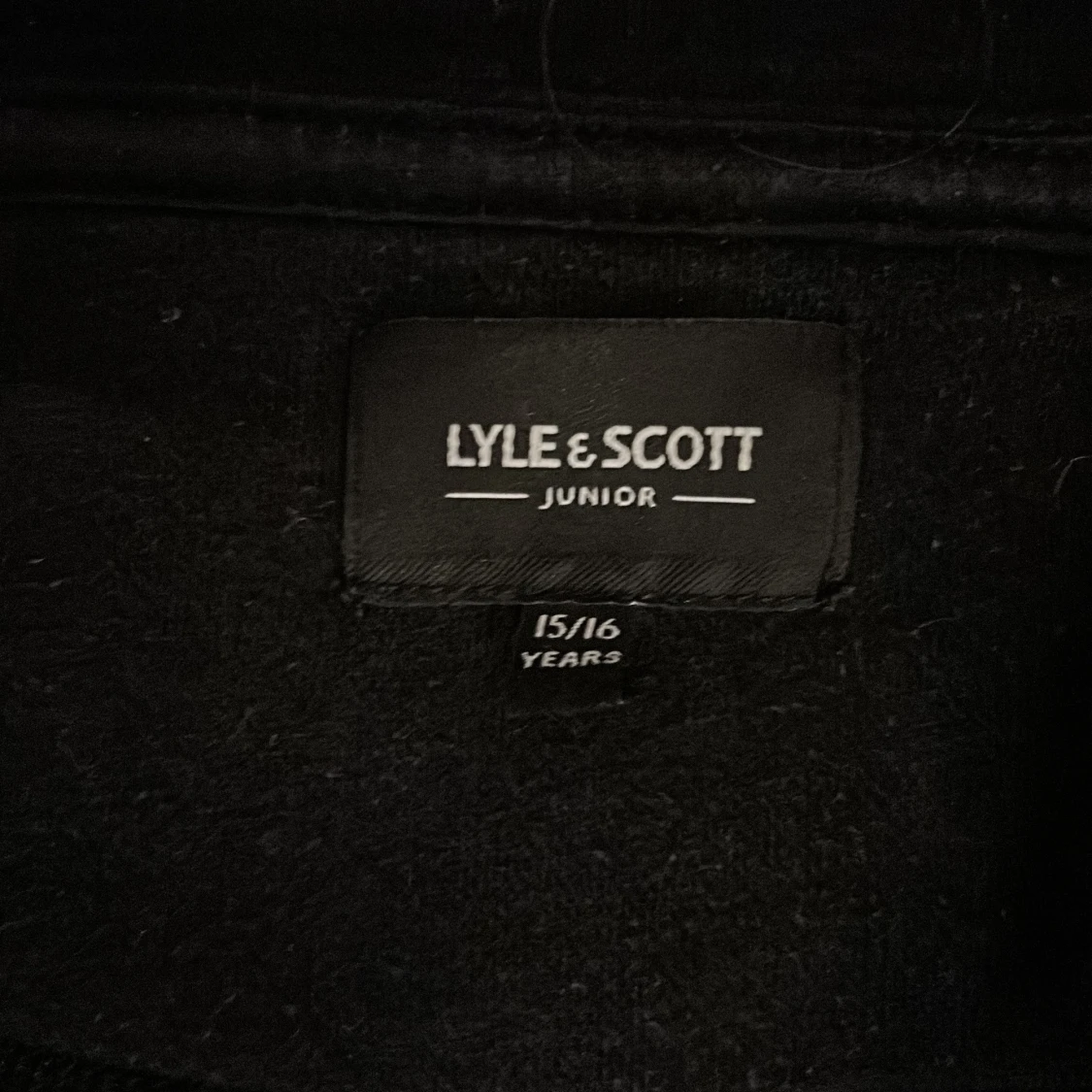 Svart hoodie från Lyle & Scott - 3