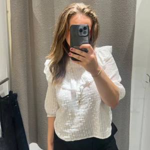 Vit blus med volangdetalj - Säljer en söt vit blus med volangdetalj. Sparsamt använd⭐️