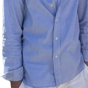 Blårandig skjorta från Polo Ralph Lauren  ( slim fit)  stl 18.Junior - Klassisk blårandig skjorta från Polo Ralph Lauren med knappar framtill och broderad logga på bröstet. Skjortan har lång ärm och krage, perfekt för en stilren look.