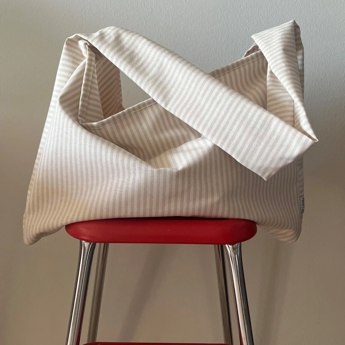 Beige och vitrandig axelväska - 3