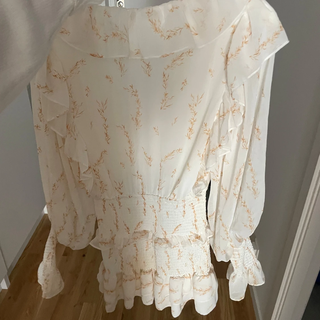 Klänning med volanger  - 3