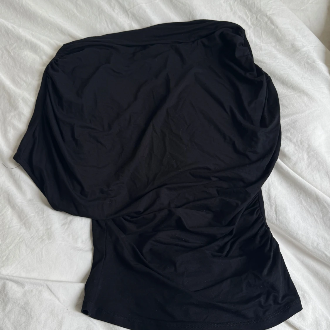 Svart oneshoulder topp från NA-KD - 2