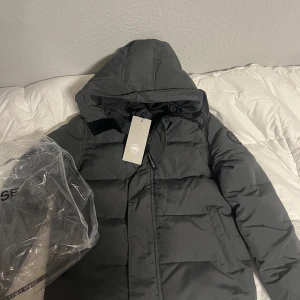 Canada goose MacMillan grå  - Säljer en helt ny canada goose MacMillan i medium då jag råkade beställa fel storlek. Kan mötas och frakta