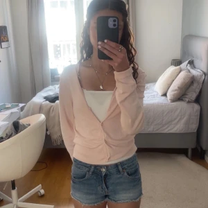 Blå jeansshorts med fransar från H&M Divided - Säljer mina mini shorts från förra sommar då de har blivit för små. Jätte low waist och jätte använd bara💗💗