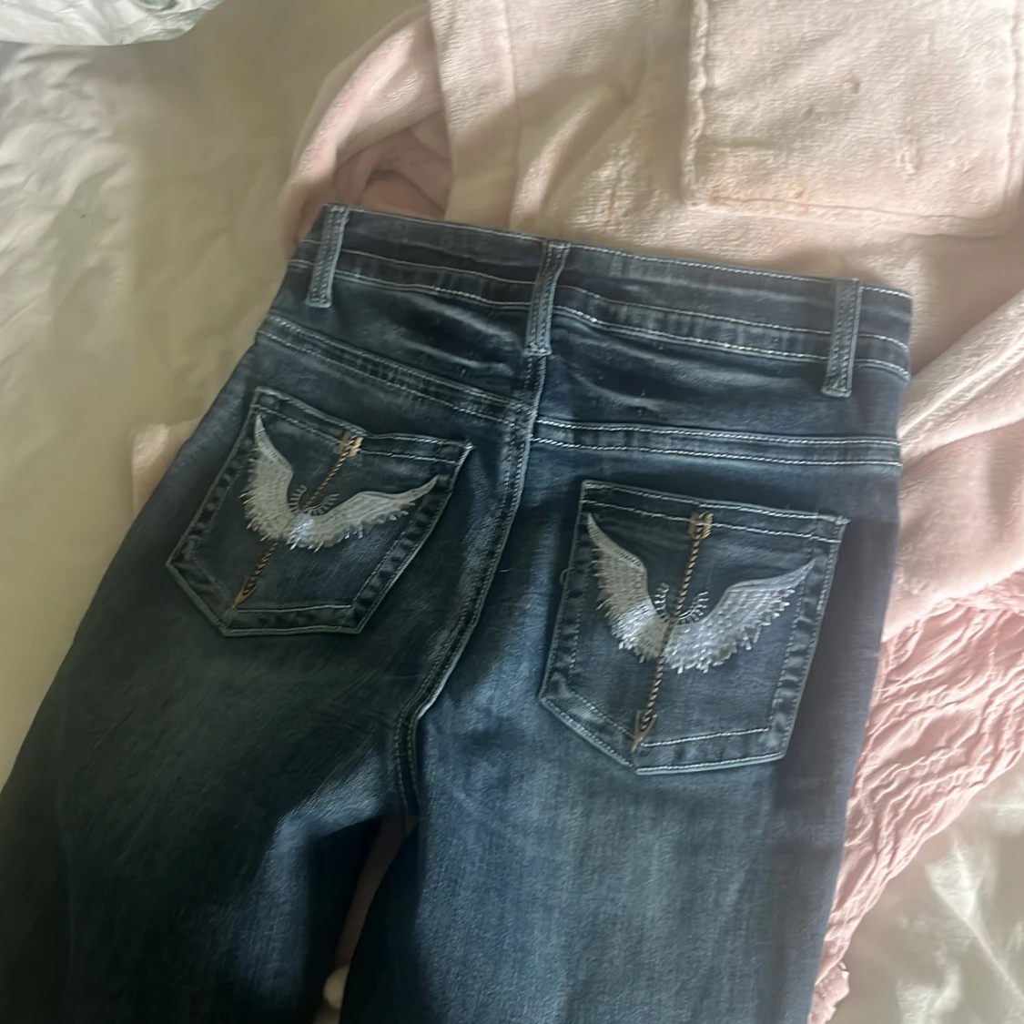 Mörkblå jeans med broderade bakfickor - 3