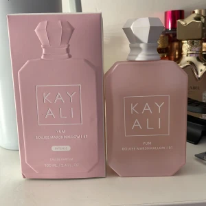 Kayali Yum Boujee Marshmallow 31 - Kayali Yum Boujee Marshmallow 31, 100ml. Den är knappt använd som man ser på bilden. Sänker max till 800kr inte mer än så!