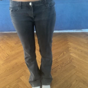 Svarta bootcut jeans - Säljer ett par jätte najs svarta bootcut jeans med låg midja.