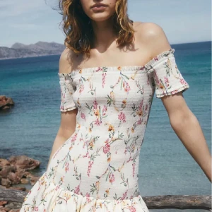 Blommig offshoulder klänning - Supersöt blommig klänning med offshoulder. Perfekt nu till sommaren☀️💞Aldrig använd🙌