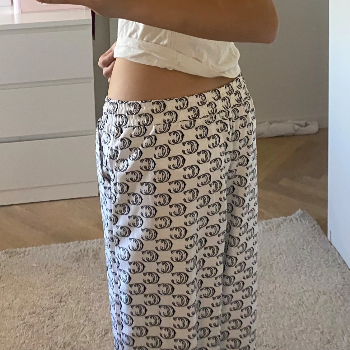 Vita byxor med svart mönster och dragsko - 4