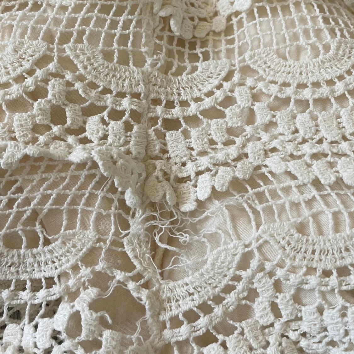 Vita spets-shorts med volang - 2