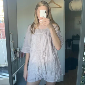 Beige kortklänning med broderade detaljer - Söt klänning i linneaktigt tyg från van Deurs - Danmark