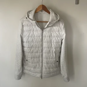Vit cardigan  - Säljer nu en as det cardigan från HM, jackan har en snygg vit/grå färg med superb detaljer! Storleken är i S, hör av dig vid intresse!