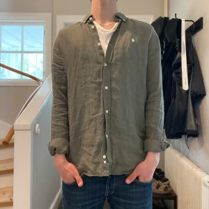 Morris Linneskjorta - Grön linneskjorta från Morris i mycket bra skick🍀| Storlek: S | Jag är 182cm och väger 65kg📏| Vid frågor är det bara att skriva och pris kan diskuteras | Frakt inom 48h📦