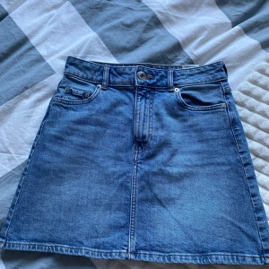 Jeans kjol - Blå jeans kjol från H&M. Jätte fin kjol med medelhögmidja. Perfekt till sommarn!💕