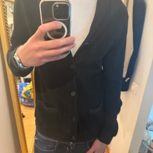 Ralph Lauren Cardigan - Svart Ralph Lauren Cardigan i storlek L, Nypris 2999kr, Mitt pris 699kr. Hör av er för mer bilder eller andra funderigar.
