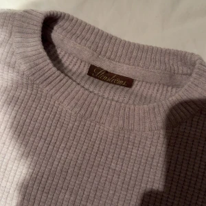 Ljusgrå ribbstickad tröja från stenströms - Säljer en ljusgrå ribbstickad tröja från stenströms . Tröjan har rund halsringning och långa ärmar. Perfekt för lager-på-lager och enkel att matcha med olika outfits.