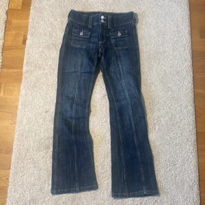 Blå jeans  - Säljer ett par blåa jättesnygga low waist jeans från HM på grund av att de är för små. Storleken är 146.  Köparen står för frakten🤗Hör av er vid frågor