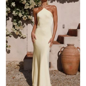 Gul balklänning  - Helt ny oanvänd balklänning köpt från Billy J💕