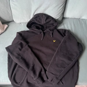 Svart hoodie från Lyle & Scott - Säljer en svart hoodie från Lyle & Scott.