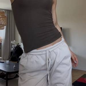 Beigea baggy byxor - Beige byxor med knytning i midjan från junkyard, använd ett fåtal gånger. Mjukt material och stretchiga i midjan. Hör gärna av dig om du har några frågor💕🌟