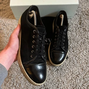 Lanvin Cap Toe skor - Säljer nu dessa riktigt feta lanvins i storlek UK 10 vilket motsvarar 44eu för endast 1999 kr. De är i rätt bra skick (7/10) Dustbag medföljer även.