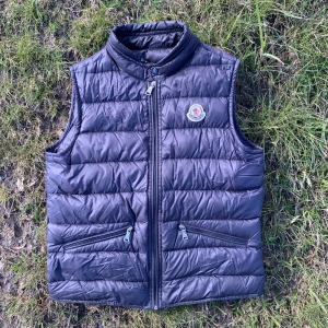 Moncler Gui väst  - Tja säljer en Moncler väst som jag köpte som var för liten för mig. Storlek 152