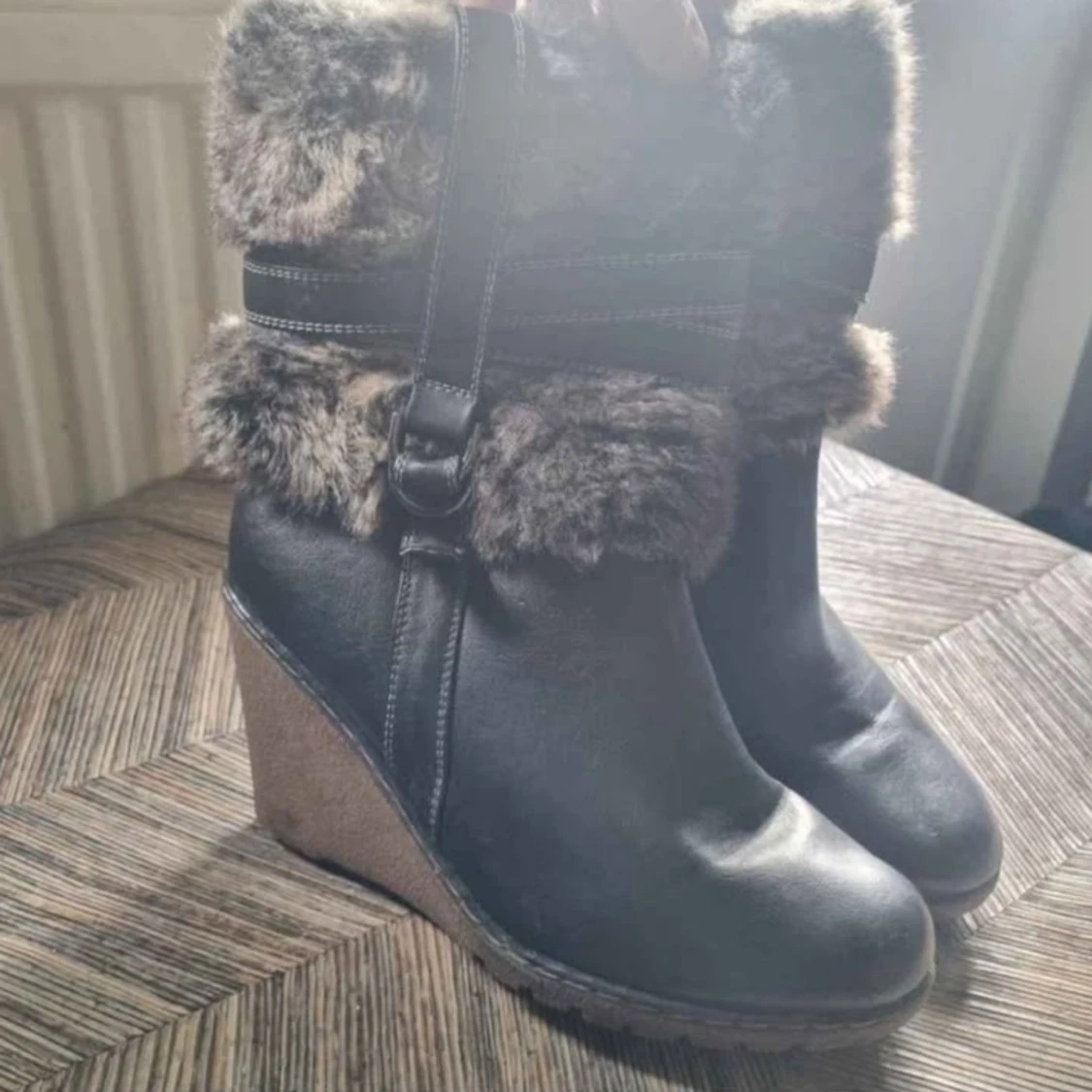 Svarta kilklackade boots med fuskpäls - 1