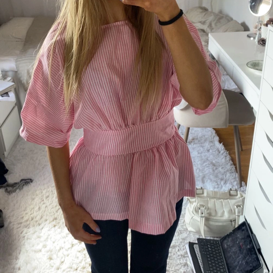 Rosa och vit randig blus med rosett i ryggen