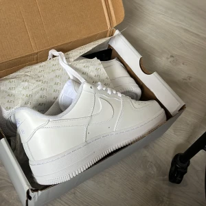 Helt nya Nike Air Force 1  - Helt nya Nike airforce one, Storlek 42/43, inte använda en enda gång. Säljer pågrund av att jag inte kunde skicka tillbaka skorna. Inget fel med de. Skriv till mig ifall du har någon fråga. Mvh 