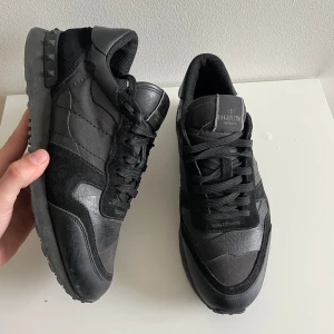 Valentino Rockrunner - Sjukt feta valentino rockrunners i riktigt bra skick pris är diskuterbart och det är bara att höra av dig vid frågor och funderingar 😀