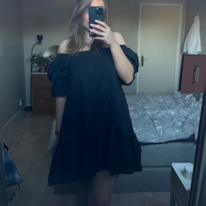 Off shoulder klänning hm  - Jättebra skick! Köpt second hand men aldrig använd av mig. Från hm ❤️